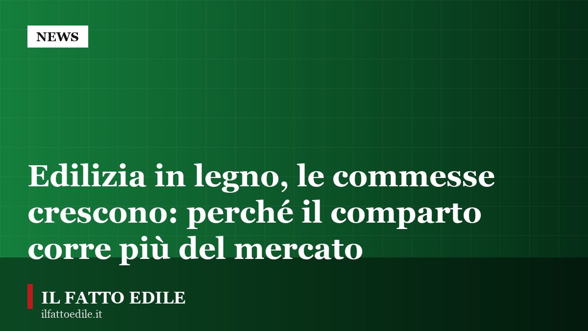 Struttura portante in pannelli XLAM di un edificio in legno in fase di montaggio in cantiere