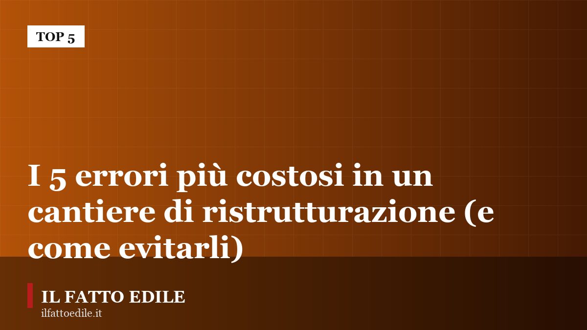 Interno di un appartamento in ristrutturazione con impalcature e materiale edile