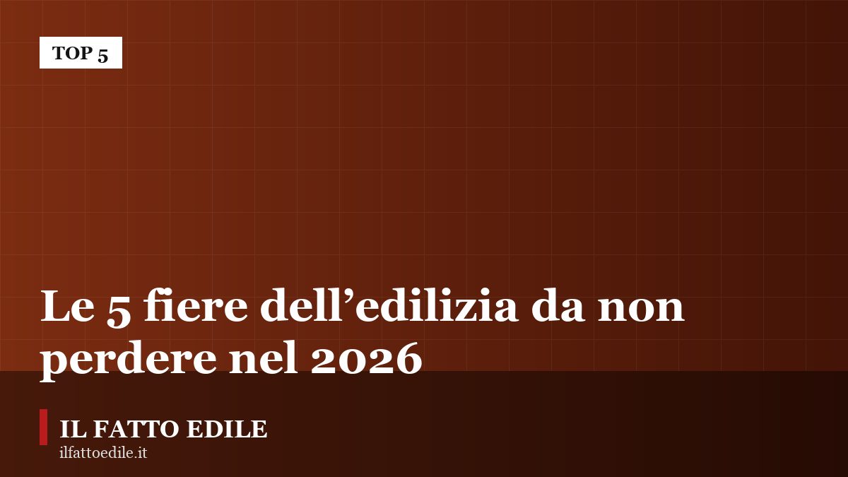 Padiglione fieristico affollato con stand di materiali e tecnologie per le costruzioni