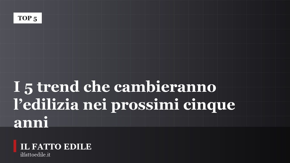 Cantiere con moduli prefabbricati sollevati da una gru a torre al tramonto